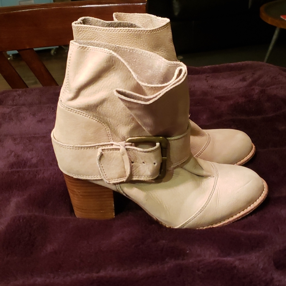 Splendid cream coloured buckle boots. Size 6.